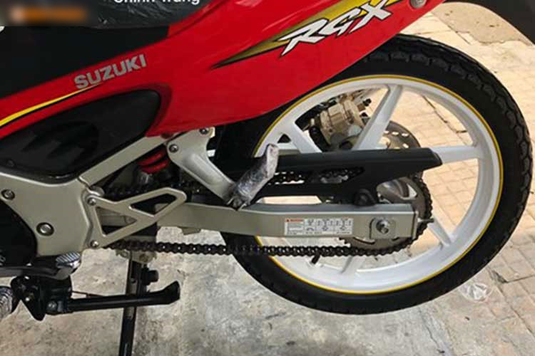 Xe máy Suzuki RGX đời 2003 thét giá 888 triệu tại Sài Gòn